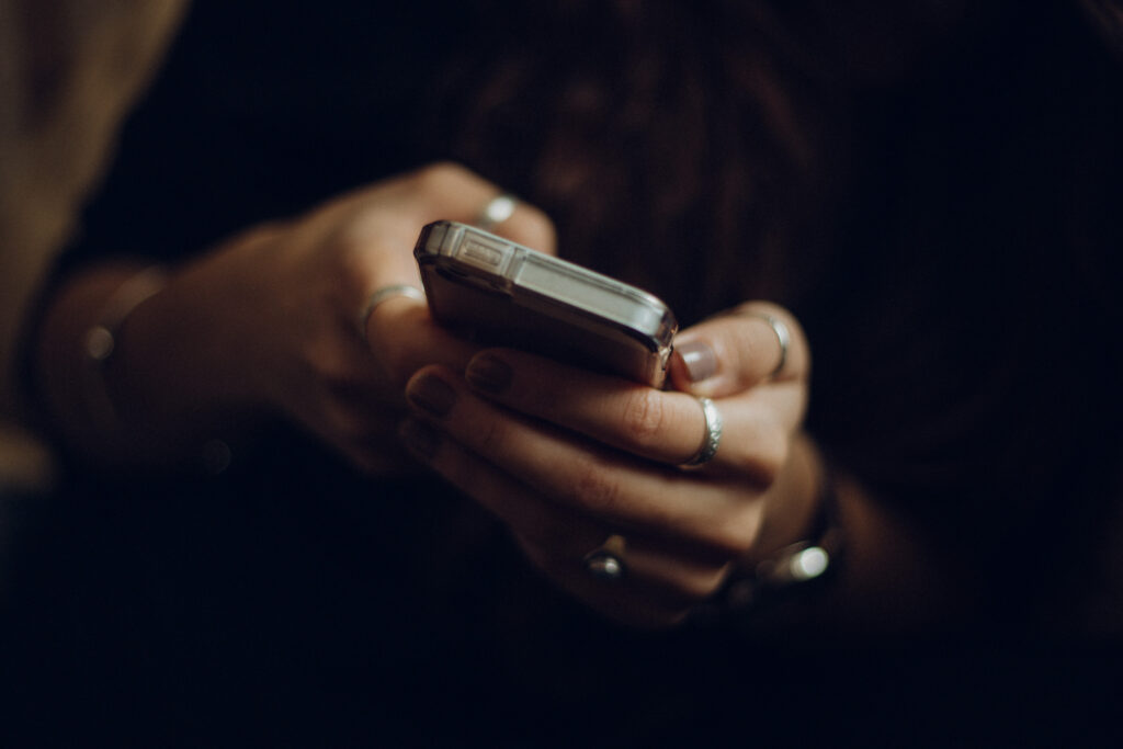 puhelin naisen k&auml;siss&auml;